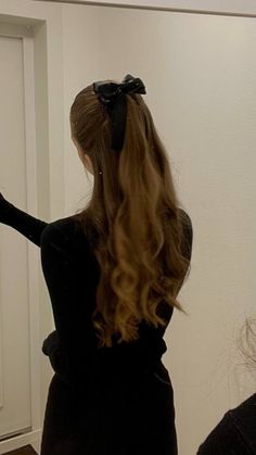 Hair Updos Easy, Updos Easy, Half Bun Hairstyles, Trendy Beachwear, Hairstyle Ideas Easy, Half Bun, Loose Ponytail, Diy Braids, Easy Hair Updos