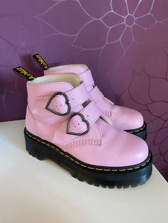 Original Dr Martens Original Devon Heart Leather Platform Boots in Pastel Pink in GREAT CONDITION/LIKE NEW. Super rare / no longer being sold! Only worn once due to them not being the right size for me!  Uk size 6 / EU size 38-39  Shipping Worldwide! Please reach out if there are any questions! Pink Doc Martens, Plateau Boots, Dr Martens Original, Magical Girl Aesthetic, Leather Platform Boots, Martens Boots, Dr Martens Boots, Rose Pastel, Doc Martens