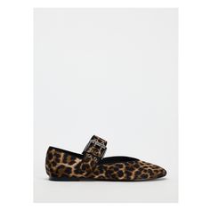 Fabric ballet flats. Animal print. Front strap with buckle. Rounded toe. Sole height: 0.4 inches (1 cm) Leopard Flats Outfits, Cheetah Flats, Leopard Ballet Flats, Urban Shoes, Joggers Shoes, Animal Print Fabric, Leopard Flats, Flats Outfit, Printed Flats