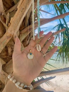 Oahu aqua and pearl necklace – Coastal Beads by Rebecca Seashell Jewelry Diy Necklaces, Beach Jewelry Ideas, Diy Beachy Jewelry, Seashell Necklace Aesthetic, Beach Jewelry Aesthetic, Beachy Necklaces, Seashell Accessories, Seashell Jewelry Diy, Water Jewelry