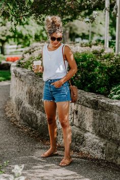 River Summer Outfits, Cool Day Summer Outfits, Trending Summer Outfits For Women, Casual Boating Outfit Summer, Women’s Tank Tops, Southern California Summer Outfits, Spring 2023 Looks, Florida In April Outfits, Classic Summer Outfits 2023