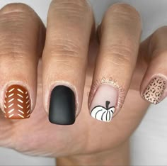 Fall Work Nails, Black And White Pumpkin Nails, Black Thanksgiving Nails, Thanksgiving Nail Designs Acrylic, White Pumpkin Nails, Pumpkin Nails, Fall Gel Nails, Fall Nail Ideas