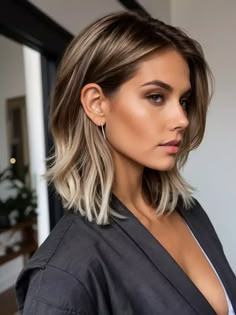 Balayage Blonde On Brunette, Long Bob Highlights Blonde, Short Ombre Hair Brown To Blonde Shoulder Length, Shoulder Hair Balayage, Blonde Balayage For Short Hair, Rebecca Jarvis Hair, Brunette Bob With Highlights Balayage, Hair Colour Ideas For Brunettes Short, Blonde Highlights On Bob Haircut