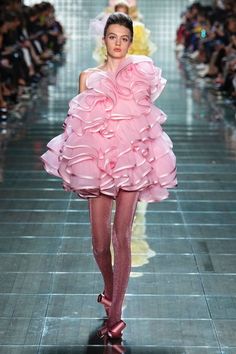 View the full Spring 2019 collection from Marc Jacobs. Mode Rose, Tulle Mini Dress, Ruffles Fashion, Trending Dresses, Chic Dress, Primavera Estate, Pink Fashion