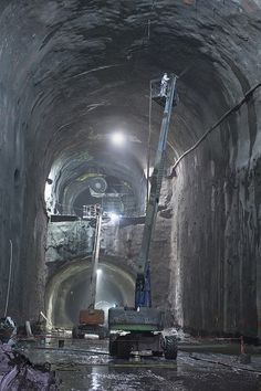 there is a large machine in the middle of this tunnel