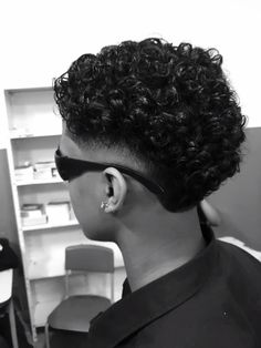 #cortesdecabelo #fotodocorte #moicano #chave #pretoebranco Low Burst Fade Curly Hair, Drop Fade Curly Hair, Curly Burst Fade, Burst Fade Curly Hair, Burst Taper, Twist Hair Men, Mens Twists Hairstyles, Taper Fade Short Hair, Fade Haircut Curly Hair