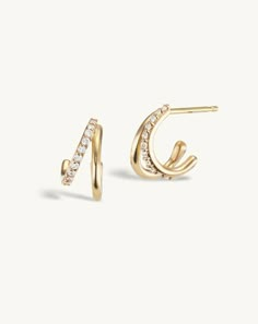 SRJ x KJH Pave Webbed Hoop – Sophie Ratner Jewelry Jewelry Product Shots, Pave Jewelry, Classy Jewelry, Minimal Jewelry, Flower Earrings Studs, Fun Earrings, Bracelets And Charms, Ear Jewelry, Conflict Free Diamonds