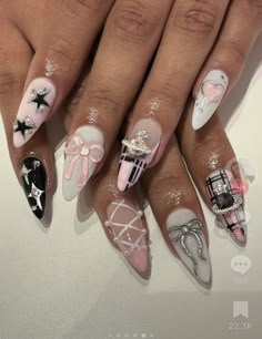 Vivienne Westwood Inspired Nails, Vivienne Westwood Nails, Westwood Nails, Nail Set Ideas, Bandana Nails, Pearl Pattern, Nails Beach, Finger Art, 2024 Nails