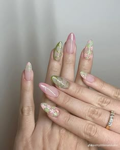 send me your photo on insta for sizing! Unghie Sfumate, Nagellack Trends, Colorful Nails, Green Nail, Nails 2024