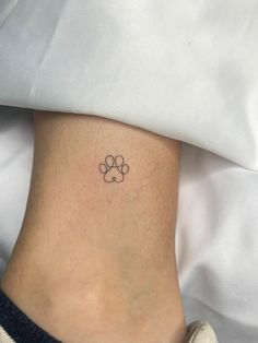 Tatto minimalista Subtle Dog Tattoo, Animal Lover Tattoo, Heart Tattoo Ankle, Pet Portrait Tattoos, Portrait Tattoos, C Tattoo