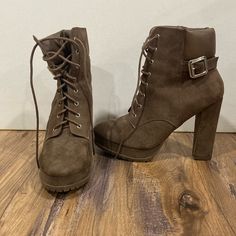 Never Worn Trendy Brown Closed Toe Heels, Brown Ankle-high Winter Heels, Brown Trendy Round Toe Heels, Trendy Brown Round Toe Heels, Brown Ankle-high Platform Heels, Brown Heels With Buckle Closure For Fall, Brown Block Heel Winter Heels, Brown Block Heel Winter Shoes, Winter Brown Platform Heels