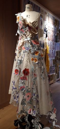 Upscale Clothes, Alexander Mcqueen Nature Inspired, Alexander Mcqueen Nature, Alexander Mcqueen Rose Dress, Alexander Mcqueen Butterfly, Flower Dress Art, Alexander Mcqueen 2007 Spring, Botanical Fashion