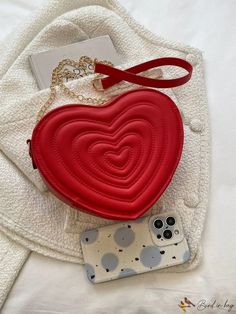 BirdinBag - Quilted Heart-Shaped Chain Bag - Mini Neon Red, Novelty Design. Fall Dinner Party Outfit, Dinner Party Outfit, Fashion Outfits Trendy, Winter Outfits Fashion, Tie Dye Party, Striped Linen Shirt, Outfits Stylish, Neon Red, Black Crossbody Bag