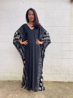 Indulge in the beauty of our classic kaftan with hand silk-screen printed fabric. This kaftan dress boasts unique patterns on high-quality rayon fabric. Its versatile design allows you to create many stylish looks, ensuring you always feel your best, whether you're at home or stepping out. Traditional Black V-neck Abaya, Black V-neck Maxi Dress For Eid, Bohemian Black Thobe For Eid, Black Printed Tunic Kaftan, Bohemian Black Kaftan For Eid, Black Bohemian Kaftan For Eid, Black Printed V-neck Kaftan, Black Printed Kaftan For Festival, Traditional Black Printed Dress