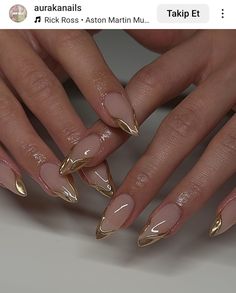 #nails #nailsofinstagram #nailart #summernails Classy Cool Nails, Trendy Metallic Nails, Coffin Acrylics French Tip, Gel X Gold Nails, Gold Line Art Nails, Senior Pics Nails, Gold Pattern Nails, Holiday Gel X Nails, Plus Size Nails