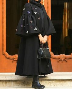 Manto Iranian, Fancy Abaya, Modern Royalty, Persian Fashion, Mode Kimono, Hijab Trends, Modest Fashion Hijab, Iranian Women Fashion, Women Blouses Fashion