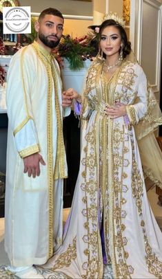 Ces vêtements sont portés au Maroc pour des occasions spéciales et religieuses. la chemise et le pantalon sont en Mlifa marocain (tissus fins et brillants sur le devant et mat sur le dos.) DÉTAILS la chemise et le pantalon sont en Mlifa marocain (identique au satin). Il a généralement une surface brillante et un dos terne, l'un des trois types fondamentaux de tissage textile avec l'armure toile et le sergé. le long manteau transparent est en mousseline. c'est un tissu de coton à armure toile lâc Floor-length Dabka Thobe For Wedding, Wedding Long Sleeve Kaftan With Dabka Work, Long Sleeve Wedding Kaftan With Dabka Work, Long Sleeve Dabka Kaftan For Wedding, Gold Wedding Thobe With Long Sleeves, Gold Long Sleeve Thobe For Wedding, Gold Agbada For Wedding And Eid Festival, Gold Wedding Thobe With Dabka Work, Floor-length Agbada For Wedding And Eid