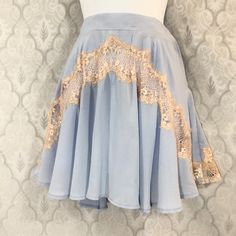 ** Brand New / Never Worn / No Tags ** English Rose Light Blue And Peach Lace Skater Skirt. Appears To Have Small Color Defect In Lace On Backside. No Other Flaws. See Photos. Women's Size S - Beautiful Unique Blue Shade - Cute Peach Lace Applique - Hidden Side Zip Closure For Convenience - Hits Above Knee Suuuper Cute And Unique. English Rose Is Produced In Small Quantities For Boutique Stores. Wonderful Option For Rare Pieces Not Everyone Is Wearing! Smoke-Free Home Feminine Blue Lined Skirt, Elegant Blue Knee-length Mini Skirt, Feminine Blue Mini Skirt, Spring Blue Skirt With Lace Trim, Blue Lace Trim Fitted Skirt, Light Blue Ruffled Mini Skirt, Blue Bohemian Mini Skirt With Lined Detail, Blue High-waist Cotton Mini Skirt, Rose Lace