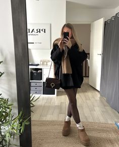 Office Outfit With Boots, Ankle Length Boots Outfits, Boot Outfit Aesthetic, Winter Outfits Black Pants, Boots With Pants, Date Outfit Winter, Winter Date Outfit, Ankle Boots Outfit Winter, Outfit With Uggs