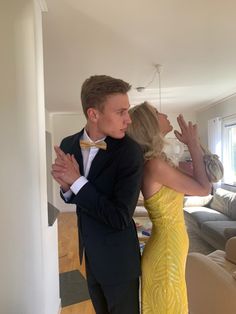 Bf And Gf Prom Pictures, Prom Bf And Gf, No Face Prom Pics, Silly Prom Pictures, Funny Prom Photos, Cute Hoco Pics With Boyfriend, Prom Instagram Story Ideas, Prom Date Pics, Prom Date Photos