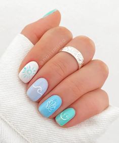 Shellac Nail Ideas Summer, Cute Nail Designs For The Beach, Acrylic Nails Beach Theme, Coastal Nails Short, Beach Nail Inspiration, Cute Vacation Nails The Beach, Letnji Nokti, Hazel Nails, Summer Fingernails