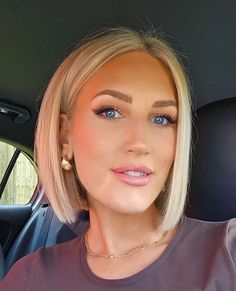 Long Balayage Bob, Short Bob Hairdos Ideas, Short Blonde Bobs Fine Hair, 2024 Short Hair Styles, Short Blonde Hair Bobs, Fine Hair Bob Hairstyles, Blonde Bob With Fringe, Bob Cuts For Fine Hair, Julianne Hough Short Hair