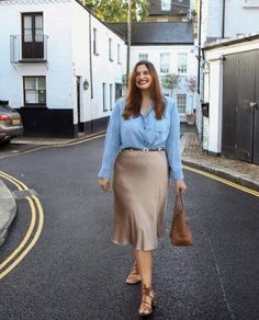 16 Blue Fall Outfit Ideas for Women » Lady Decluttered Satin Skirt Plus Size, Slip Skirt Outfit Summer, Satin Skirt Outfit Casual, Style Satin Skirt, Slip Skirt Outfit, Silk Skirt Outfit, Skirt Outfit Casual, Satin Skirt Outfit, Spring Skirt Outfits