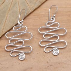 Like a scenic road populated with hairpin turns these earrings meander this way and that before concluding in a spiral at the bottom. Budiharta creates the unique earrings from polished sterling silver. Wire Jewelry Ideas, Aluminum Earrings, Aluminum Jewelry, Wire Jewelry Designs, Wrapped Earrings, Diy Wire Jewelry, Unusual Jewelry, Jewelry Pendants, Silver Dangle Earrings