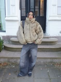 Fur coat baggy jeans combo Laundry Outfits, Winter Jackets Outfits, Outfit With Fur Coat, Preppy Cardigan Outfit, Fur Jacket Aesthetic, Fur Outfits Women, Cute Coats For Women, Fall Outfits Jackets, Fur Jacket Outfits