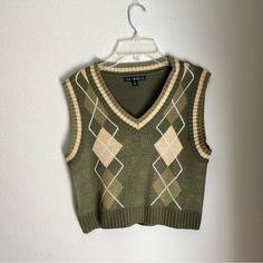 Cropped Sweater Vest Size Medium Never Worn!! 1940s Sweater Vest, Halo Oc, Clothes To Wear To School, Librarian Core, Green Sweaters, Cropped Sweater Vest, Green Sweater Vest, Vintage Sweater Vest, Find My Style