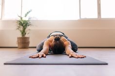 Give yourself a break with soothing stretches that send stress and anxiety packing. Best Workout Apps, Free Workout Apps, Migraine Remedies, Workout Man, Le Vel Thrive, Yoga Photoshoot, Yoga Kundalini, Abs Workout Video