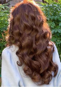 Faceless Hair Aesthetic, Neutral Warm Hair Colors, Pale Beauty Aesthetic, Brown Strawberry Hair, Warm Tone Hair Color Ideas, Fluffy Curled Hair, Wavy Hair Dyed, Golden Hair Aesthetic, Level 6 Hair Color