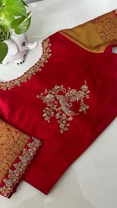 High Neck Blouse Designs Maggam Work, High Neck Blouse Maggam Work, High Neck Work Blouses, Boat Neck Work Blouse Designs, Work For Blouse Designs, Blouse Back Neck Embroidery Designs, Blouse Work Designs Embroidery, New Bridal Blouse Design, Boat Neck Maggam Work Blouses