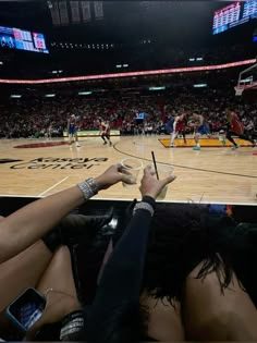 Nba Gf Aesthetic, Basketball Mom Aesthetic, Basketball Game Asthetic Picture, Courtside Seats Nba, Nba Basketball Aesthetic, Raptors Game Aesthetic, Pro Basketball Game Outfit, Basketballer Aesthetic, Basketball Game Courtside