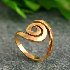 Spiral ring, Wrap ring, Gold ring, Statement ring, Wire Wrapped ring, Gold Spiral ring, Boho ring, Stacking ring, Stackable ring, Swirl ring Product Description:-  *Handmade item *Dispatches from a small business in India *Materials         :-   Brass, 925 sterling Silver *Band color      :-   Gold, Silver *Style                 :-   minimalist *Can be personalized` SIZE           :-    All Size Are Available. Choose From Variation. METAL           :-    Brass, 925 sterling silver PURITY Wire Wrapped Jewelry Rings, Wired Ring, Gold Wire Ring, Gold Wrap Ring, Ring Wrap, Ring Wire, Gemstone Art, Spiral Ring, Zierlicher Ring