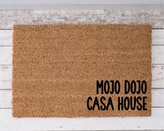 a door mat with the words mojo doo casa house written on it