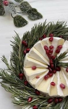 Santa Appetizers Holidays, Christmas Cheese Recipes, Charcuterie Board Ideas Holiday, Christmas Charcutiere Board, Brie Display, Christmas Cheese Appetizers, Brie Wreath Appetizer, New Year Snack Ideas, Xmas Canapes