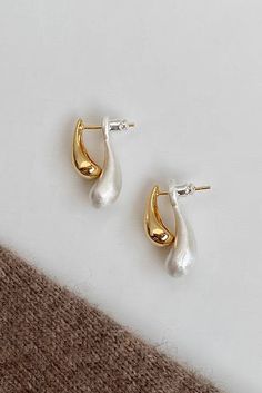 Simple and stylish teardrop shaped stud earrings, perfect for adding a pop of color to any outfit, perfect for all day wear, surprise your friends and family w Shoes With Jeans, Gold Earrings Studs, Party Fashion, Unique Earrings, Popular Style, Earring Necklace, Accessories Earrings, Contrasting Colors, Gold Earrings