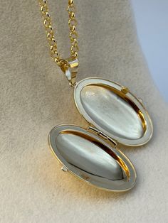 "14k Gold oval locket Necklace about 9.29 gr , 22 \", 3mm Priced to sell! Compare our prices to other similar sellers! Arrives in a GIFT BOX and includes FREE SHIPPING within the USA and Canada. International shipping is available at the most economical rates on ETSY. I HAVE BEEN IN THE JEWELRY BUSINESS ALL MY LIFE. I am a second -generation family member making gold and jewelry. Please feel free to ask me any questions - Always happy to help! Fast Replies to messages! Superior Quality and Best Yellow Gold Locket Necklace With Charms For Gift, 14k Gold Hallmarked Locket Necklace For Keepsake, Gold Oval Link Locket Necklace For Anniversary, Silver 14k Gold Locket Necklace As Gift, 14k Gold Medallion Locket Necklace As Gift, Hallmarked Round Pendant Locket Necklace, Hallmarked Round Pendant Locket Necklace Gift, 14k Gold Round Pendant Locket Necklace For Gift, Silver 14k Gold Locket Necklace For Anniversary