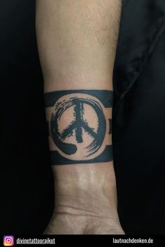 Wenn du ein Fan von dickeren Linien und abstraktem Tattoo-Stil bist, könnte dieses Design genau das sein, wonach du suchst. Wir lieben die Idee, nur schwarze Tinte zu verwenden, um eine gewünschte Skizze zu erstellen. Peace Tattoo Ideas