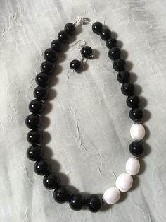 Black Single Strand Necklace, Classic Black Necklace With Round Beads, Black Round Jewelry With Large Beads, Onyx Jewelry Necklace, Black Bead Jewelry, Black And White Jewelry, Necklaces Diy, Gemstone Jewellery Design, Black Onyx Jewelry