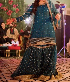 Trending Garara Dress, Black Gharara Pakistani Dresses, Printed Garara, Printed Gharara Designs, Hania Amir Garara Dress, Mehndi Bride Dress, Mehndi Bride, Pakistani Mehndi, Mehndi Dresses