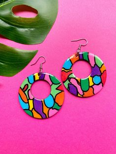 Hand Painted Earrings Wood, Handmade Ceramic Jewelry, Paint On Wood, Acrylic Paint On Wood, Hand Painted Earrings, Polymer Clay Diy, Painted Earrings, Earring Trends, Glass Style