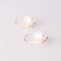 These Ceramic Pearl Earrings make a statement with their elegant, teardrop dangle and luxurious gold filled finish. Perfect for adding a touch of sophistication and class to an everyday look, they'll become your new go-to accessory. Dare to be bold and stylish!• Sold in pairs• Available in: High Quality Solid 925 Sterling Silver, Gold filled 12K and Rose gold filled 12K• Pearl drop size: 2cm x 1.5cm• Wire Thickness - 1mm (18gauge)• Length of the earrings: 3cm Minimalist Teardrop Earrings For Party, Classic Rose Gold Teardrop Earrings, Teardrop Linear Earrings For Party, Elegant Teardrop Earrings With French Hook For Gift, Chic Teardrop Pearl Earrings For Party, Elegant Gift Teardrop Earrings With French Hook, Elegant Teardrop Everyday Jewelry, Party Teardrop Linear Earrings, Teardrop Wrap Earrings For Party