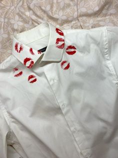 Kiss Button Up, Lipstick Kiss Shirt, Kiss Shirt Ideas, Kiss Shirt For Boyfriend, Couples Hoodies Aesthetic, Paint Shirt Ideas, Kisses Hoodie, Kisses Shirt, Kiss Clothes