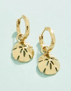 These dainty Sand Dollar Convertible Hoop Earrings are a great reminder toenjoy the oceanand life everyday. Designed to shine through everyday wear, exercise, showers and a summer at the beach in tarnish free 14kt gold vacuum plating. Bonus, remove the drop for a simple gold hoop. 2-looks-in-1! Preppy Earrings, Summer At The Beach, Fantasy Earrings, Preppy Jewelry, Engagement Earrings, Spartina 449, Snake Jewelry, Jewelry Accessories Ideas, Snake Earrings