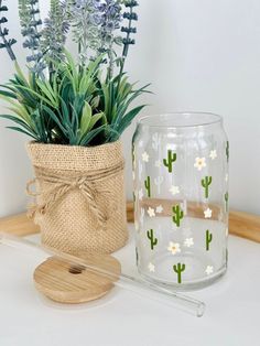 💖💖💖 Wine Glass Painting Cactus, Cactus Glass Cup, Cricuit Ideas For Cups, Painted Mason Jars With Flowers, Glass Tumbler Painting Ideas, Glass Cup Painting Ideas Easy, Painting On Glass Cups, Glass Cricut Ideas, Cricut Glass Cup Ideas Vinyls