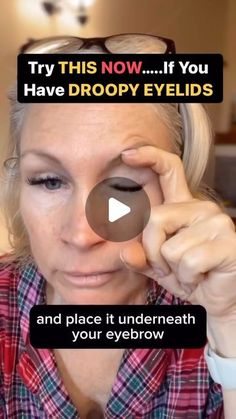 Liz Wadden | Face Yoga Specialist on Instagram: "The HOOK - Face Yoga exercise for droopy eyelids 👀will strengthen your eye muscles.   Due to excessive screen time on our 📱 and 💻 , a lot of us are facing the issue of droopy eyelids.   1. Make a hook with your finger and place it underneath your eyebrow supporting the eyelid.   2. Then wink that eye 20 to 30 times.   3. Be sure you’re not winking both eyes at the same time, focus on one at a time and only wink the eye where you have the hook underneath your eyebrow.  Remember: ✔️Keep your skin hydrated, drink plenty of 💦  ✔️Moisturise your eyelids ✔️Always apply sunscreen ✔️Go at your own pace so you feel comfortable & enjoy the experience.  📌SAVE & SHARE with anyone who uses a phone 📱   Comment “COURSE” for lifetime access to my 7 Da Face Yoga For Droopy Eyelids, How To Lift Eyelids Naturally, Bigger Eyes Exercise, Sagging Jowls, Eye Muscles, Massage Cupping, Facial Massage Techniques, Tech Neck