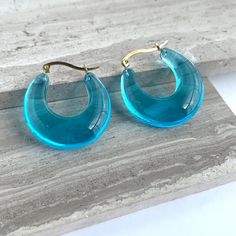 New~ Anthropologie Blue Resin Hoop Earrings Light Weight And With A Fun Retro Vibe, These Earrings Can Be Worn Anytime! They Really Stand Out When The Light Illuminates Their Simple Yet Stunning Design. Gold Plated Metal, Resin. Approx. Size: 1-3/8"L, 1-3/8"W. Nwot. *Also Available In Amber And Green See My Other Listings And Last Photos. Anthro Style, Boho Style, Trendy, Brand New Anthropologie Jewelry, Everyday Hoop Earrings, Gold Hoops, Green, Teal, Glass, Resin Hoops, See Through, Modern, Blue, Green, Aqua, Turquoise Jewelry Anthro Style, Resin Hoop Earrings, Earrings Gold Hoops, Jewelry Everyday, Teal Glass, Teal Earrings, Green Aqua, Hoop Earrings Gold, Anthropologie Jewelry