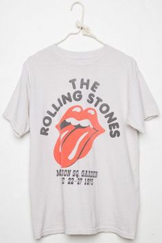 Rolling Stones Tee, Ripped Tshirt, T Shirt Branca, Young Blood, Outfit Vintage, Horse T Shirts, Look Vintage